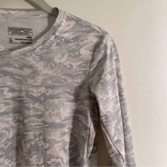Patagonia T-Shirt Capilene Gray White Long Sleeve Base Layer Top Camouflage XS - Picture 2 of 8